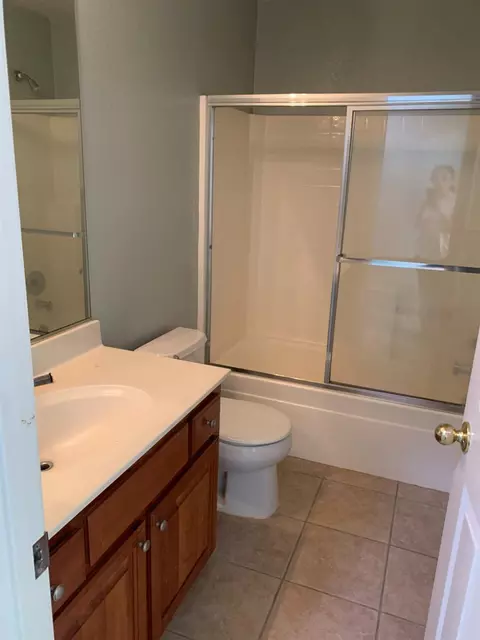 Bath - 719 Sparrow Ct, Tracy, CA 95377 photo 3 of 4