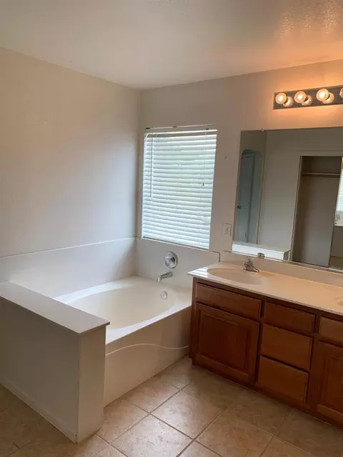 Bath - 719 Sparrow Ct, Tracy, CA 95377 photo 2 of 4