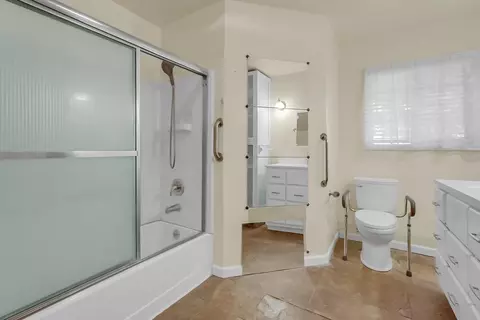 Bath - 1945 Annhurst Ave, Turlock, CA 95382 photo 2 of 4