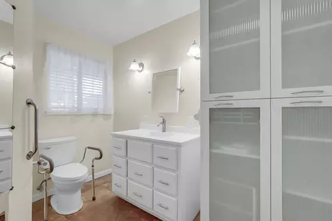 Bath - 1945 Annhurst Ave, Turlock, CA 95382 photo 1 of 4