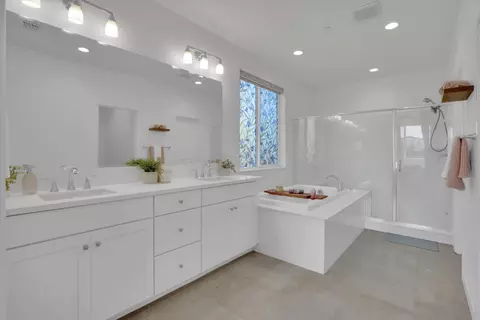 Bath - 17562 Graceada Ln, Lathrop, CA 95330 photo 4 of 6