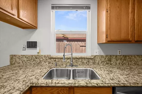 Kitchen - 260 Patricia Pl, Lathrop, CA 95330 photo 4 of 4