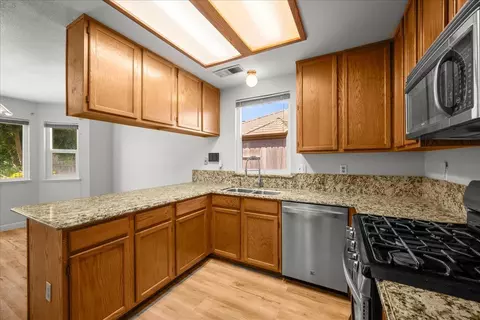 Kitchen - 260 Patricia Pl, Lathrop, CA 95330 photo 2 of 4