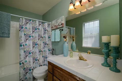 Bath - 4055 Alex Ln, Carmichael, CA 95608 photo 3 of 3