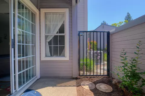 Exterior - 4055 Alex Ln, Carmichael, CA 95608 photo 4 of 9