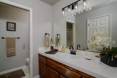 Bath - 4055 Alex Ln, Carmichael, CA 95608 photo 2 of 3