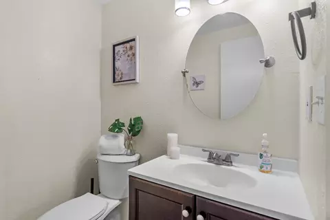 Bath - 1641 Walnut Ave, Escalon, CA 95320 photo 1 of 5