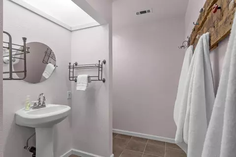 Bath - 1641 Walnut Ave, Escalon, CA 95320 photo 5 of 5