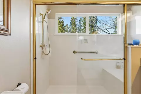 Bath - 121 Ruby Ledge Ct, Grass Valley, CA 95945 photo 4 of 6