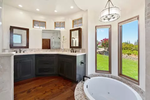 Bath - 5905 Barton Rd, Loomis, CA 95650 photo 2 of 6