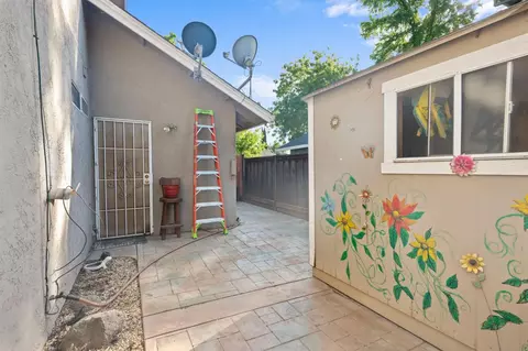 Exterior - 2705 Lahontan Dr, Modesto, CA 95358 photo 7 of 9