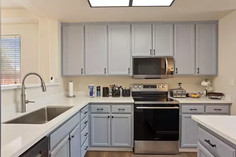 Kitchen - 308 Ashford Ave, Manteca, CA 95337 photo 3 of 4