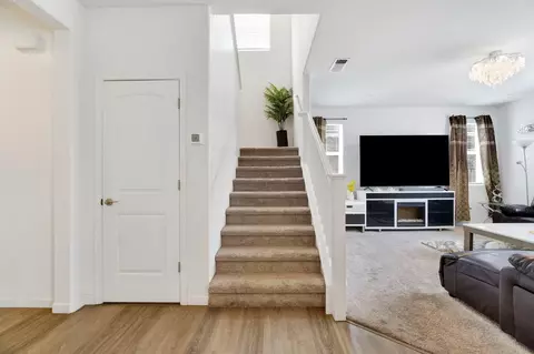 Entry Way - 6118 E Berkeley Ave, Fresno, CA 93727 photo 3 of 4