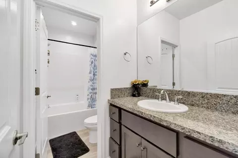 Bath - 6118 E Berkeley Ave, Fresno, CA 93727 photo 2 of 4