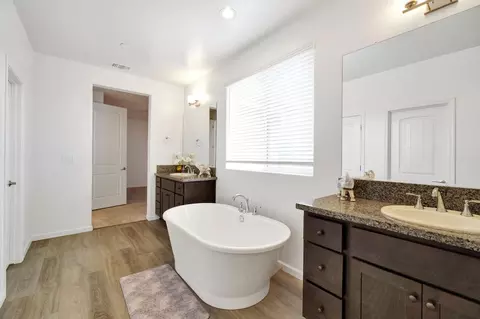 Bath - 6118 E Berkeley Ave, Fresno, CA 93727 photo 4 of 4