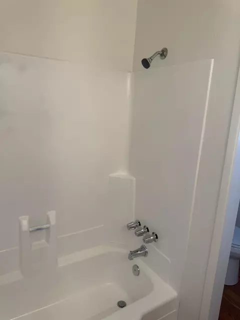 Bath - 1205 Camden Pl, Manteca, CA 95336 photo 2 of 4