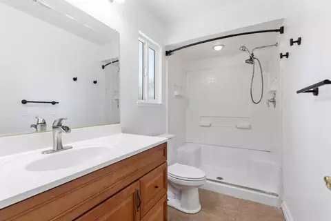 Bath - 4005 Goldust Dr, Modesto, CA 95355 photo 1 of 2