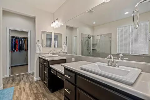 Bath - 3264 Showcase Way, Modesto, CA 95356 photo 2 of 4