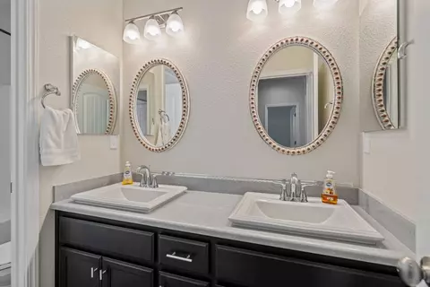Bath - 3264 Showcase Way, Modesto, CA 95356 photo 4 of 4