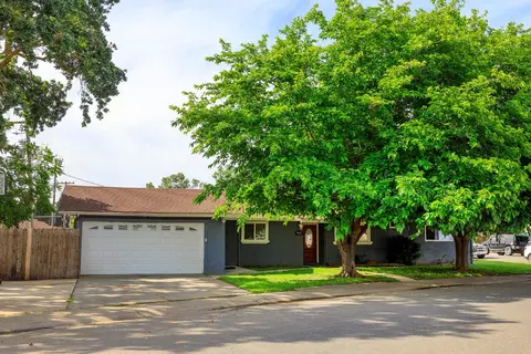 902 Meladee Ln, Galt, CA 95632