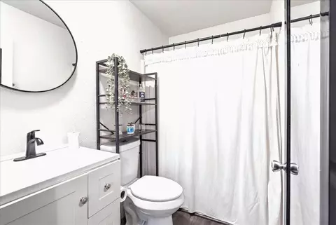 Bath - 1327 Elena Dr, Ripon, CA 95366 photo 1 of 2
