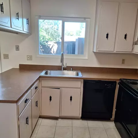 Kitchen - 2007 Alta Loma St, Davis, CA 95616 photo 1 of 2