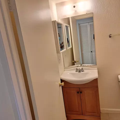Bath - 2007 Alta Loma St, Davis, CA 95616 photo 2 of 5