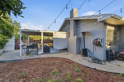Exterior - 1225 Chehalem Dr, Modesto, CA 95350 photo 9 of 11