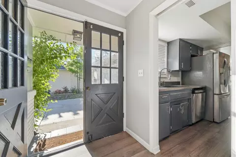 Entry Way - 1225 Chehalem Dr, Modesto, CA 95350 photo 2 of 4