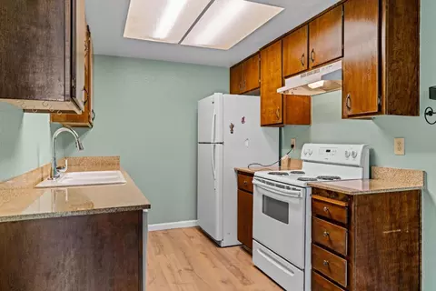 Kitchen - 480 Cherry Ln #C, Manteca, CA 95337 photo 3 of 3
