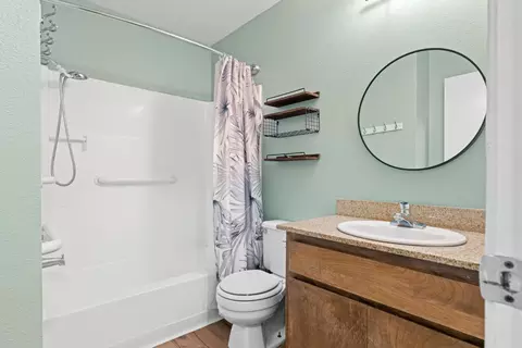 Bath - 480 Cherry Ln #C, Manteca, CA 95337 photo 1 of 1