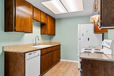Kitchen - 480 Cherry Ln #C, Manteca, CA 95337 photo 2 of 3