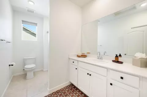 Bath - 3188 Sunny Gate Ln, Folsom, CA 95630 photo 2 of 5