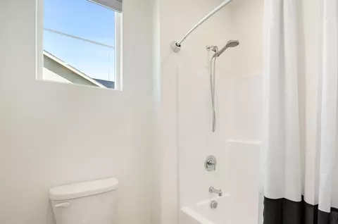 Bath - 3188 Sunny Gate Ln, Folsom, CA 95630 photo 3 of 5