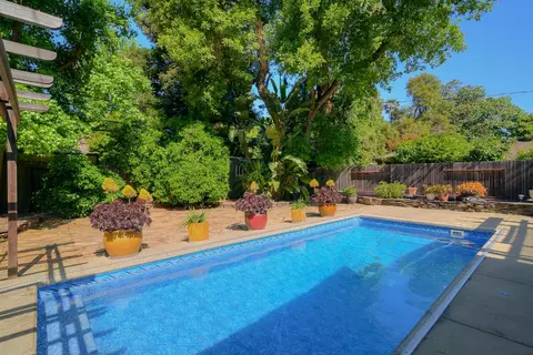 2630 Land Park Dr, Sacramento, CA 95818