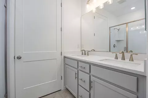 Bath - 4077 Porton Ln, Carmichael, CA 95608 photo 2 of 3