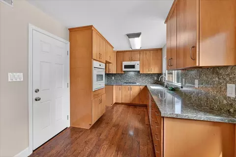 Kitchen - 261 Yosemite Dr, Livermore, CA 94551 photo 2 of 3
