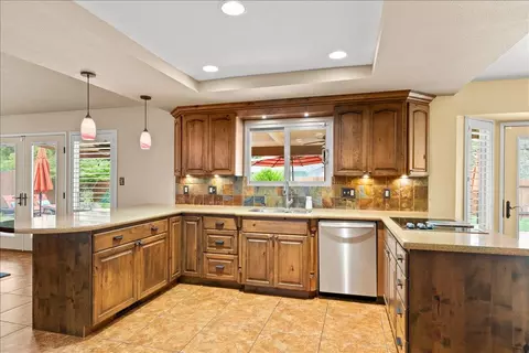 Kitchen - 1121 Pyrite Way, Modesto, CA 95355 photo 5 of 6