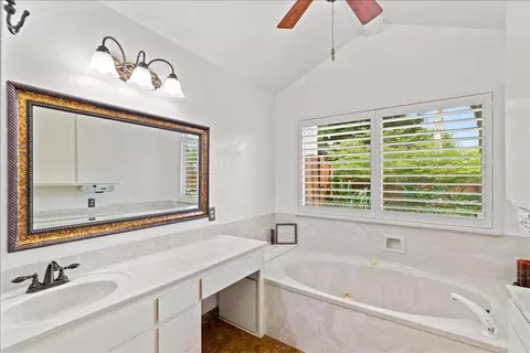 Bath - 1121 Pyrite Way, Modesto, CA 95355 photo 3 of 4