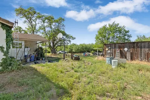 Exterior - 7769 E Lathrop Rd, Manteca, CA 95336 photo 6 of 7