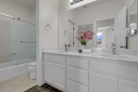 Bath - 1543 Garold Ln, Manteca, CA 95337 photo 2 of 3
