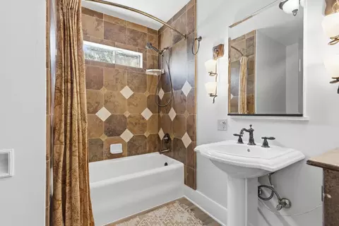 Bath - 604 Magnolia Ave, Modesto, CA 95354 photo 2 of 3
