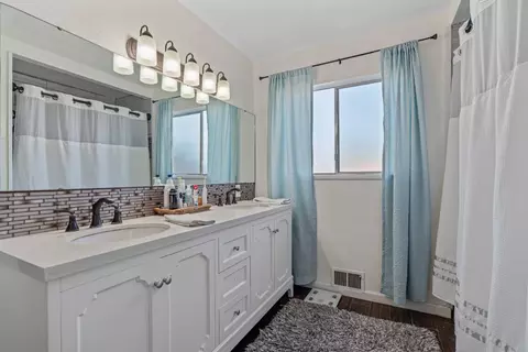 Bath - 1409 Payne Ave, Modesto, CA 95351 photo 2 of 4