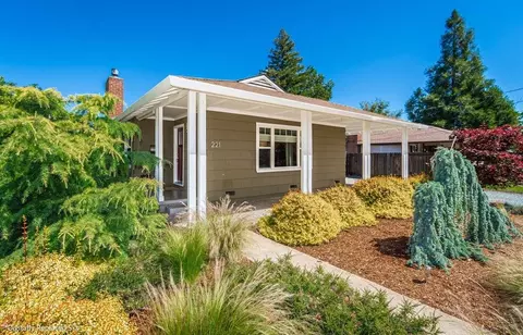 Exterior - 221 Sutter St, Auburn, CA 95603 photo 5 of 17