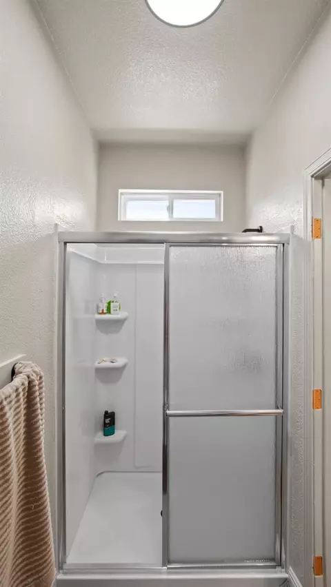 Bath - 1327 Pippen Ln, Lodi, CA 95242 photo 3 of 4