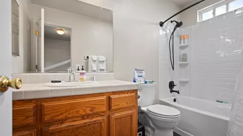 Bath - 1327 Pippen Ln, Lodi, CA 95242 photo 4 of 4