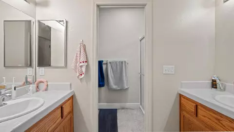 Bath - 1327 Pippen Ln, Lodi, CA 95242 photo 1 of 4