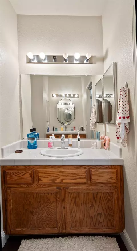 Bath - 1327 Pippen Ln, Lodi, CA 95242 photo 2 of 4