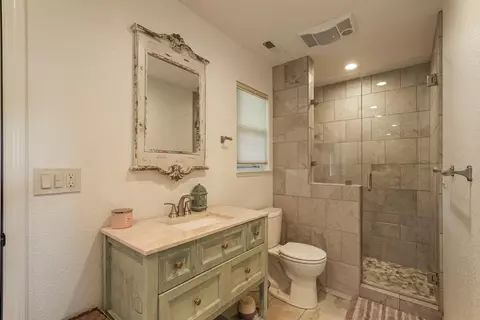 Bath - 17700 N Kennison Ln, Lodi, CA 95240 photo 4 of 10