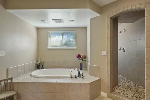 Bath - 17700 N Kennison Ln, Lodi, CA 95240 photo 7 of 10